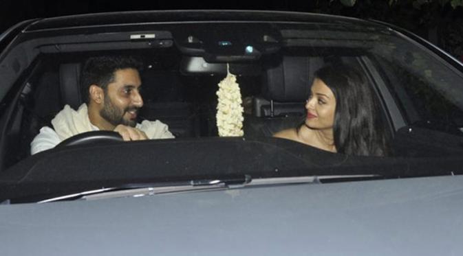 Aishwarya Rai dan Abhishek Bachchan terlihat romantis di dalam mobil. [Foto: Bollywoodlife.com]