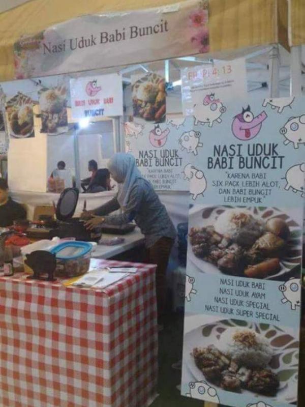 Netizen bereaksi atas foto perempuan berjilbab yang berada di stan makanan nasi uduk babi di media sosial. (Via: facebook.com/kenzo.alif)