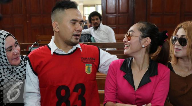 Indah Sari (mengenakan baju merah muda) menjadi saksi di sidang dugaan pelecehan seksual Saipul Jamil di Pengadilan Negeri Jakarta Utara, Senin (23/5/2016). [Foto: Herman Zakharia/Liputan6.com]