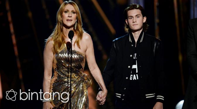Celine Dion ditemani sang putra, Rene Charles di panggung Billboard Music Awards. (AFP/Bintang.com)