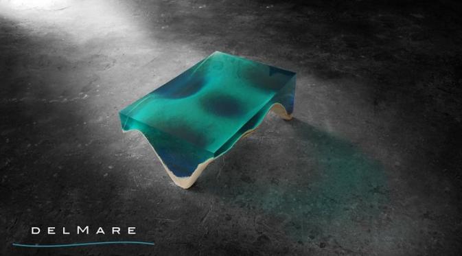 Dibuat dari kaca akrilik, meja ini tampak seperti kolam renang. (Via: boredpanda.com)