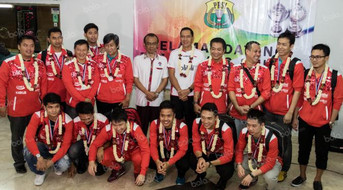 Tim Piala Thomas Indonesia foto bersama saat tiba di Bandara Soekarno-Hatta, Tangerang, Banten, Senin (23/5/2016). (Bola.com/Vitalis Yogii Trisna)