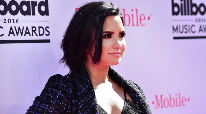 Senyum manis Demi Lovato saat berpose menghadiri acara Billboard Music Awards 2016 di Las Vegas, Nevada, (22/5). Demi Lovato tampil cantik dengan busana seksi yang menerawang . (David Becker / Getty Images / AFP)