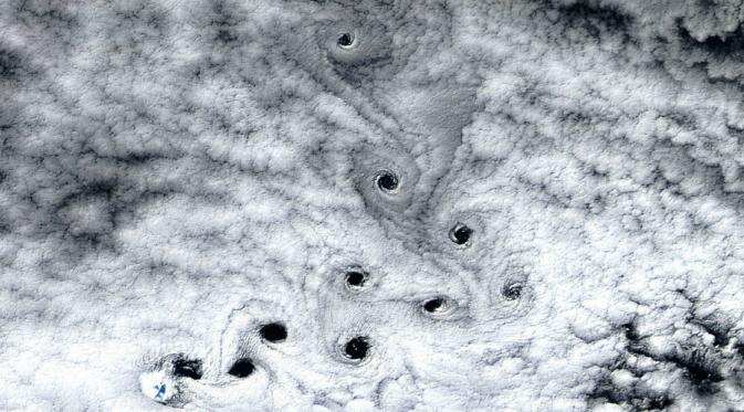 Awan berbentuk melingkar yang berhasil diabadikan Landsat 8 di Samudra Hindia (Jeff Schmaltz, LANCE/EOSDIS Rapid Response).