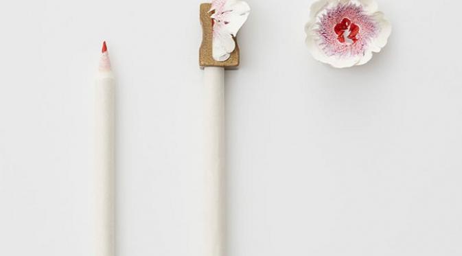 Seniman asal Jepang, Haruka Misawa ini ciptakan kelopak bunga menggunakan serutan pensil (Sumber. Lostateminor.com)