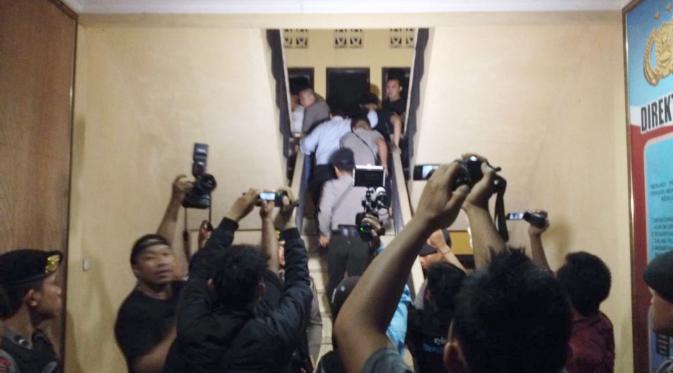 Suasana di depan ruang pemeriksaan di Reskrim Polda Bengkulu, Senin (23/5/2016) malam, terkait operasi tangkap tangan KPK di rumah dinas Kepala PN Kepahiang. (Liputan6.com/Yulardi Hardjoputra)