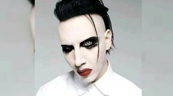 Marilyn Manson dengan dandanannya yang kontroversial