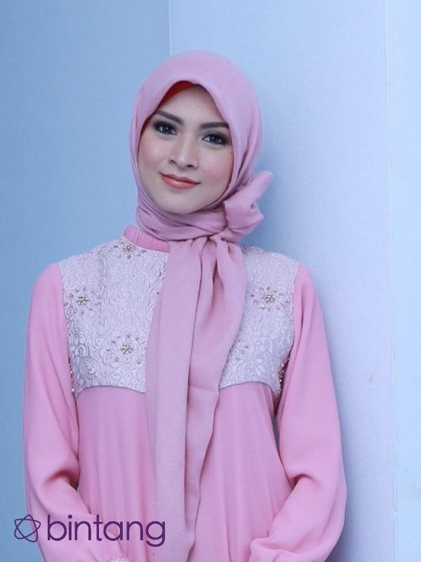 Donita merasa nyaman mengenakan hijab (Galih W Satria/Bintang.com)