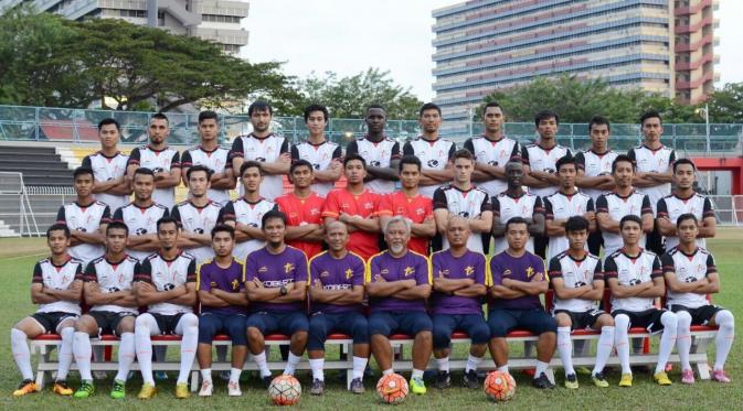 Rahmad Darmawan dan T-Team Malaysia saat sesi foto dengan gaya rapi. (T-Team)