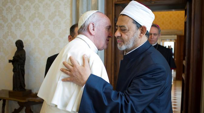 Paus Fransiskus bertemu (kiri) memeluk Imam Besar Al-Azhar Sheikh Ahmed Mohamed el-Tayeb di Vatikan, Senin (23/5). Pelukan bersejarah ini sekaligus menjadi awal pemulihan hubungan yang membeku selama lima tahun terakhir. (Handout/Osservatore Romano/AFP)