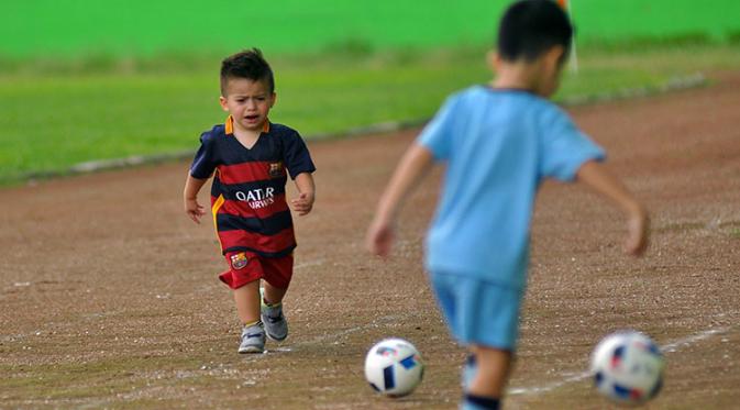 Emilio Giron, putra Gustavo Giron, ikut berlatih dengan ayahnya di sesi latihan Arema. (Bola.com/Iwan Setiawan)