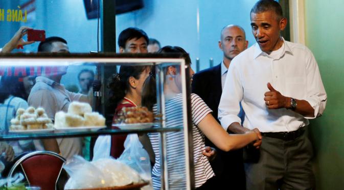 Obama makan di warung sederhana bersama Anthony Bourdain di Vietnam (Reuters)