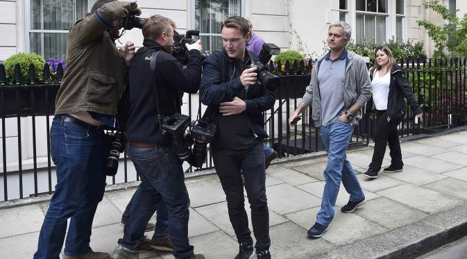 Jose Mourinho berjalan meninggalkan kediamannya di London, Inggris. (Reuters)