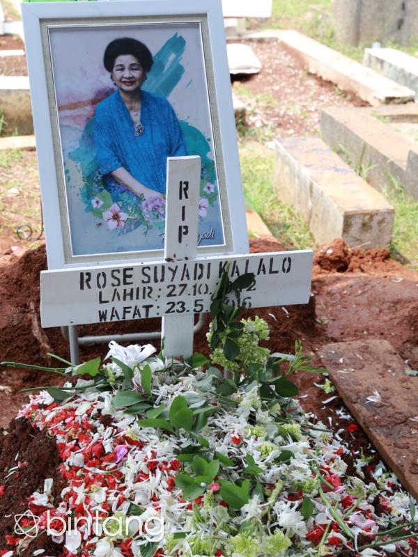 Pemakaman Ibunda Indah Kalalo. (Galih W. Satria/Bintang.com)