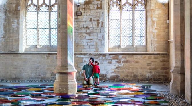 Liz West 'menghidupkan' kembali gereja tersebut dengan nuansa refleksi pelangi. (Via: mymodernmet.com)