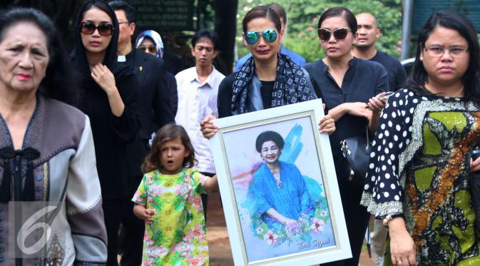 Indah Kalalo menangis di pemakaman sang ibu, Rose Suyadi. Rose Suyadi dimakamkan di TPU Menteng Pulo, Jakarta, Selasa (24/5/2016). [Foto: Herman Zakharia/Liputan6.com]