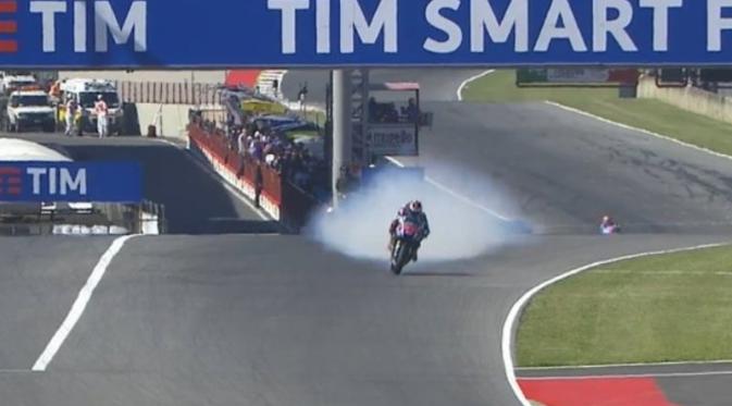 Insiden jebolnya mesin motor Yamaha Jorge Lorenzo pada sesi pemanasan MotoGP Italia. (Bola.com/Twitter/crash_motogp)