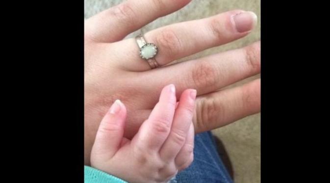 Seorang ibu membuat Air Susu Ibu alias ASI menjadi cincin cantik. (Foto: Facebook Mamma's liquid love)