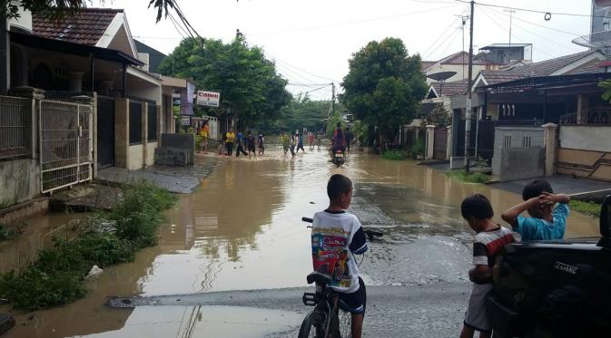 Banjir Villa Nusa Indah akibat hujan deras yang mengguyur sejak Selasa (25/5) sore. (Liputan6.com/Achmad Sudarno)