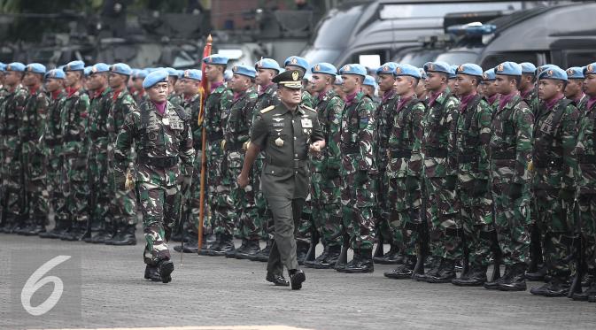 Panglima TNI Jenderal Gatot Nurmantyo memeriksa pasukan saat upacara serahterima Komandan Pasukan Pengaman Presiden (Danpaspampres) di Mako Paspampres, Jakarta, Rabu (25/5).  (Liputan6.com/Faizal Fanani)