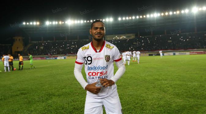 Hasyim Kipuw, Bali United mengantisipasi permainan keras Persiba. (Bola.com/Nicklas Hanoatubun)