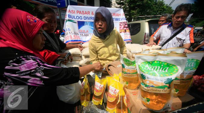 Sejumlah pembeli berbelanja pada operasi pasar murah Bulog DIY di pasar Beringharjo, Yogyakarta, (25/5). Operasi pasar tersebut di jual bererapa bahan kebutuhan pokok diantaranya,beras,minyak goreng di bawah harga pasaran. (Liputan6.com/Boy Harjanto)