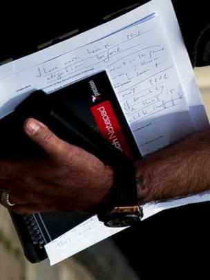 Secarik kertas di tangan Jose Mourinho bikin wartawan penasaran (Mirror.co.uk)