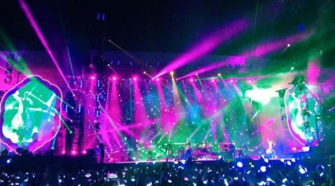 Suasana konser Coldplay dalam tur A Head Full of Dreams di Prancis. (Instagram - @syahnazs)
