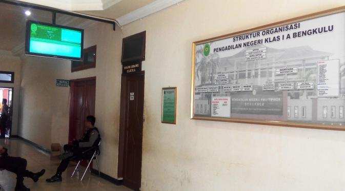 Penggeledahan KPK di tiga ruangan di PN Bengkulu dijaga ketat oleh polisi. (Liputan6.com/Yuliardi Hardjo Putro)