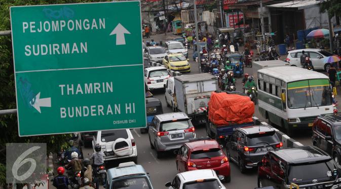 Kendaraan terjebak macet di kawasan Tanah Abang, Jakarta, Rabu (25/5). Banyaknya aktivitas di kawasan tersebut membuat arus lalu lintas selalu mengalami kemacetan, meskipun telah terbebas dari pedagang kaki lima (PKL). (Liputan6.com/Immanuel Antonius)