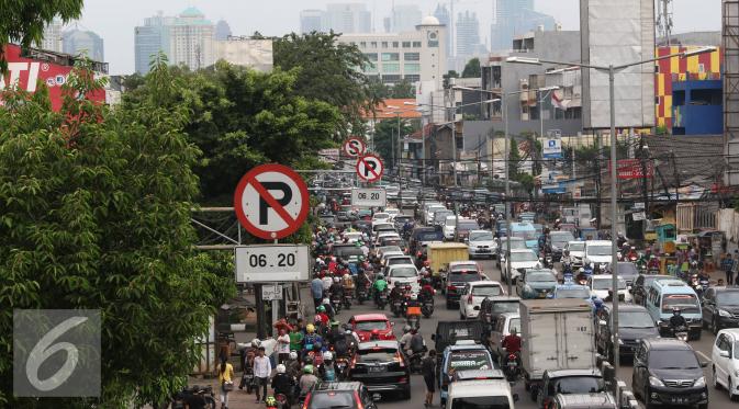 Kendaraan terjebak macet di kawasan Tanah Abang, Jakarta, Rabu (25/5). Banyaknya aktivitas di kawasan tersebut membuat arus lalu lintas selalu mengalami kemacetan, meskipun telah terbebas dari pedagang kaki lima (PKL). (Liputan6.com/Immanuel Antonius)