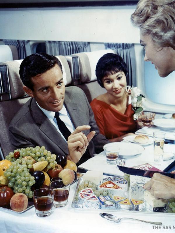 Simak mewahnya makanan pesawat pada tahun 50-an hingga 80-an. Sumber: Brightside.me.
