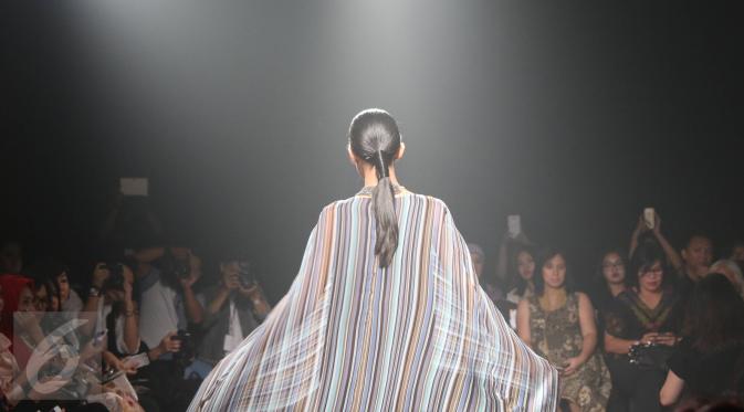 Seorang model mengenakan busana karya desainer Denny Wirawan dalam peragaan busana di Jakarta, Rabu (26/5). Dalam kesempatan itu, 50 outfit dikemas dalam potongan-potongan manis, seperti kaftan, jumpsuit, outer dan gaun. (Liputan6.com/Immanuel Antonius)