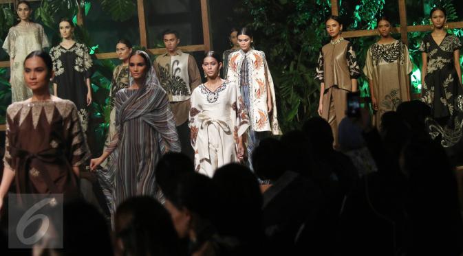 Sejumlah model memperagakan busana karya Denny Wirawan dalam peragaan busana di Jakarta, Rabu (26/5). Denny Wirawan mengaplikasikan batik kudus ke dalam koleksi Ramadan bertemakan 