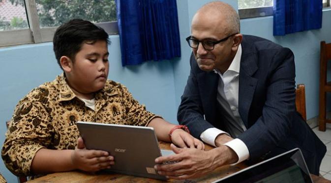 CEO Microsoft, Satya Nadella, saat berkunjung ke SMP Muhammadiyah 9 Jakarta. (Doc: Microsoft Indonesia)