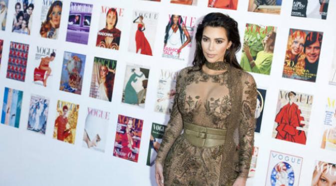 Kim Kardashian mengagumi bentuk payudaranya sendiri yang terekam di video Snapchat. Sumber: Popwirez.com