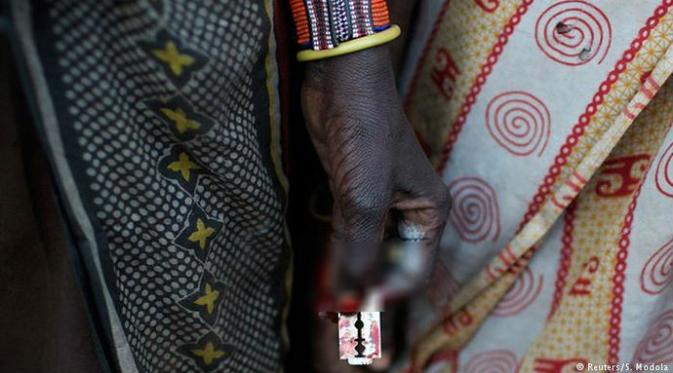 Tak hanya kebiri, sunat perempuan juga menyeramkan. Di benua Afrika, silet digunakan untuk sunat perempuan.