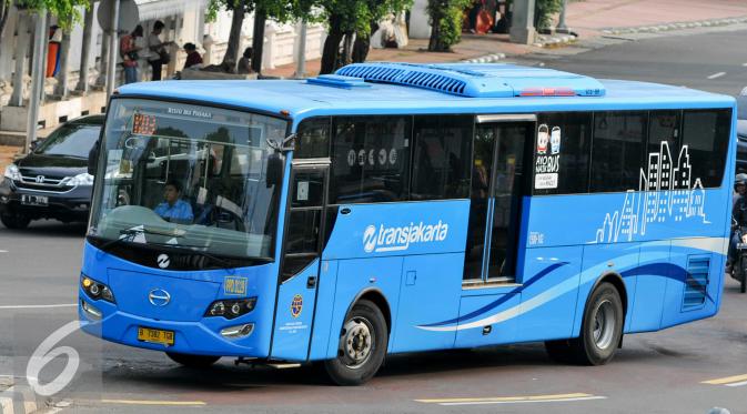 Bus Transjakarta melintas di wailayah Pasar baru, Jakarta, Kamis (26/5/2016). Transjakarta tambah perluasan wilayah cakupan hingga ke Kota Tangerang dengan 7 unit armada bus. (Liputan6.com/Yoppy Renato)