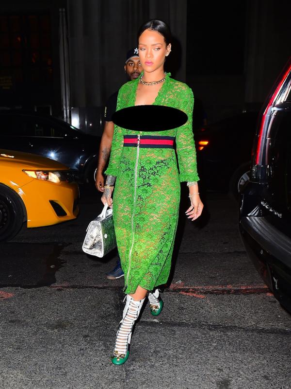 Rihanna saat menyembulkan payudara di balik gaun mirip kebaya. (9news.com)
