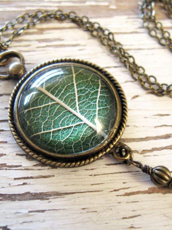 Bukan hanya batu akik aja yang indah, kalung batu berisikan daun ini juga tak kalah indah. (via: boredpanda.com)