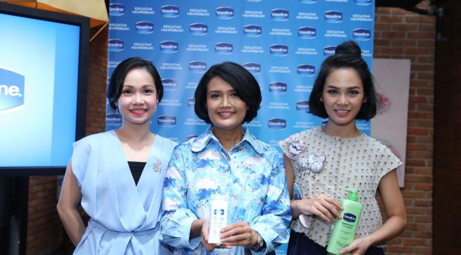 dr. Melyawati Hermawan, SpKK (Dokter Spesialis Kulit), Uci Rudjito (Marketing Director Skin Cleansing & Body Care PT Unilever Indonesia Tbk), dan Andien Aisyah (Selebriti) bicara tentang perawatan kulit saat puasa di Munggahan Vaseline (26/5) 
