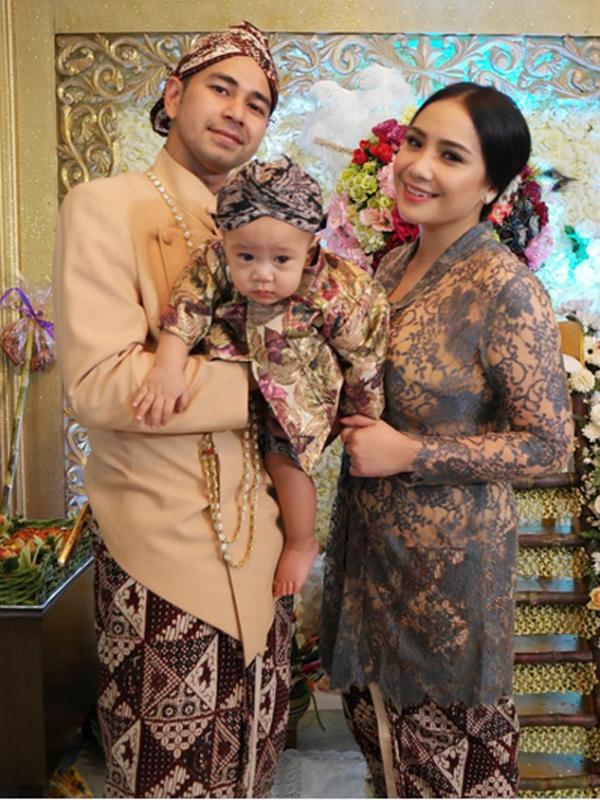 Pasangan ini terlihat serasi dengan mengenakan busana ala Jawa lengkap dengan blangkon. Begitu juga dengan buah hatinya. (Instagram/raffinagita1717)