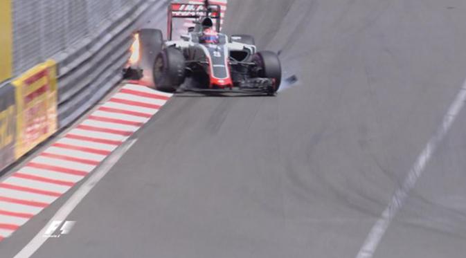 Insiden terjadi pada awal sesi latihan kedua GP Monaco di sirkuit jalan raya kota ini, Kamis (26/5). Mobil Romain Grosjean (Haas) mengalami kerusakan dan serpihan mengotori lintasan. Dia kembali ke pit dan virtual safety car muncul. (twitter.com/F1)