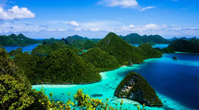 Teluk Kabui, Raja Ampat, Papua Barat. (topindonesiaholidays.com)
