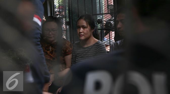 Jessica Kumala Wongso berada di dalam mobil tahanan usai polisi serahkan Jessica ke Kejaksaan Negeri Pusat, Jakarta, (27/5). Jessica akan ditempatkan di ruang masa pengenalan awal lingkungan (Mapenaling) Rutan Pondok Bambu. (Liputan6.com/Faizal Fanani)