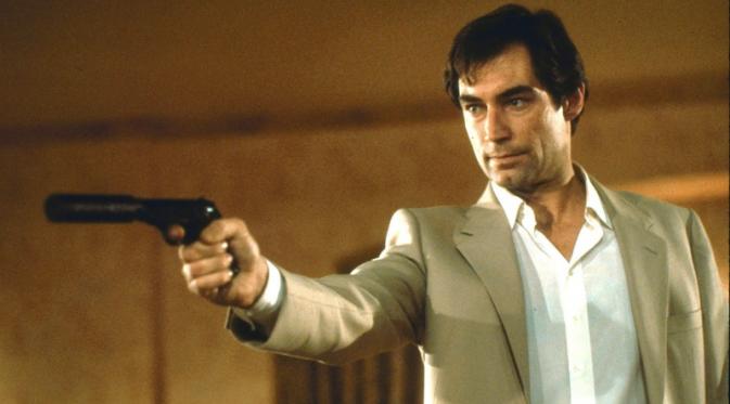 Timothy Dalton sebagai James Bond. Foto: via blogs.indiewire.com