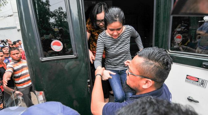 Jessica Kumala Wongso, tersangka kasus pembunuhan Wayan Mirna Salihin, tiba di Rumah Tahanan (Rutan) Pondok Bambu, Jakarta Timur, Jumat (27/5). (Liputan6.com/Yoppy Renato)