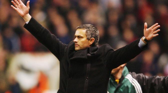 Reaksi Jose Mourinho setelah FC Porto mengalahkan Manchester United pada ajang Liga Champions 2004. (Skysports).