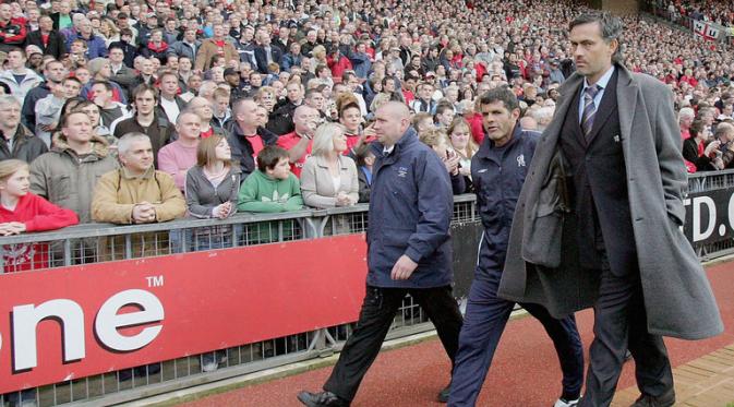 Jose Mourinho ketika kembali mengalahkan Manchester United, pada laga lanjutan Premier League 2004-05. (Skysports).