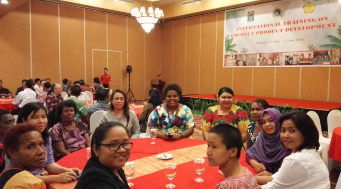 Peserta pelatihan International Training on Coconut Product Development yang digelar Kementerian Luar Negeri (Kemlu) di Manado, Sulawesi Utara. (Liputan6.com/Tanti Yulianingsih)